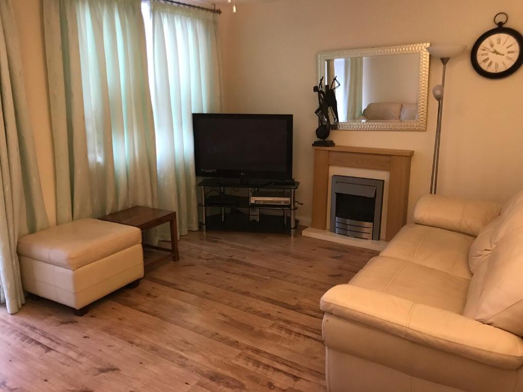 salon z kanapą i telewizorem w obiekcie 2 bedroom Temsford Close Apartment w mieście Harrow