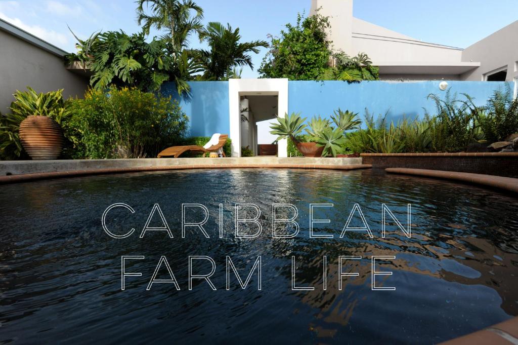 a sign that reads gardenen farm life in front of a house at 4 Casitas in Cabo Rojo