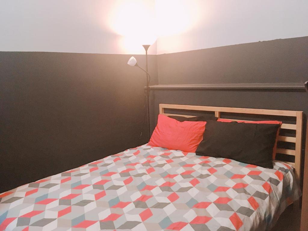 Postel nebo postele na pokoji v ubytování Sundancer Backpackers Hostel