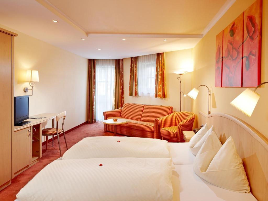 Postel nebo postele na pokoji v ubytování Landhotel Kaserer