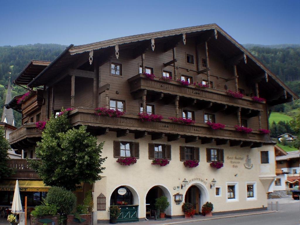 un gran edificio con flores a su lado en Landhotel Kaserer, en Bramberg am Wildkogel