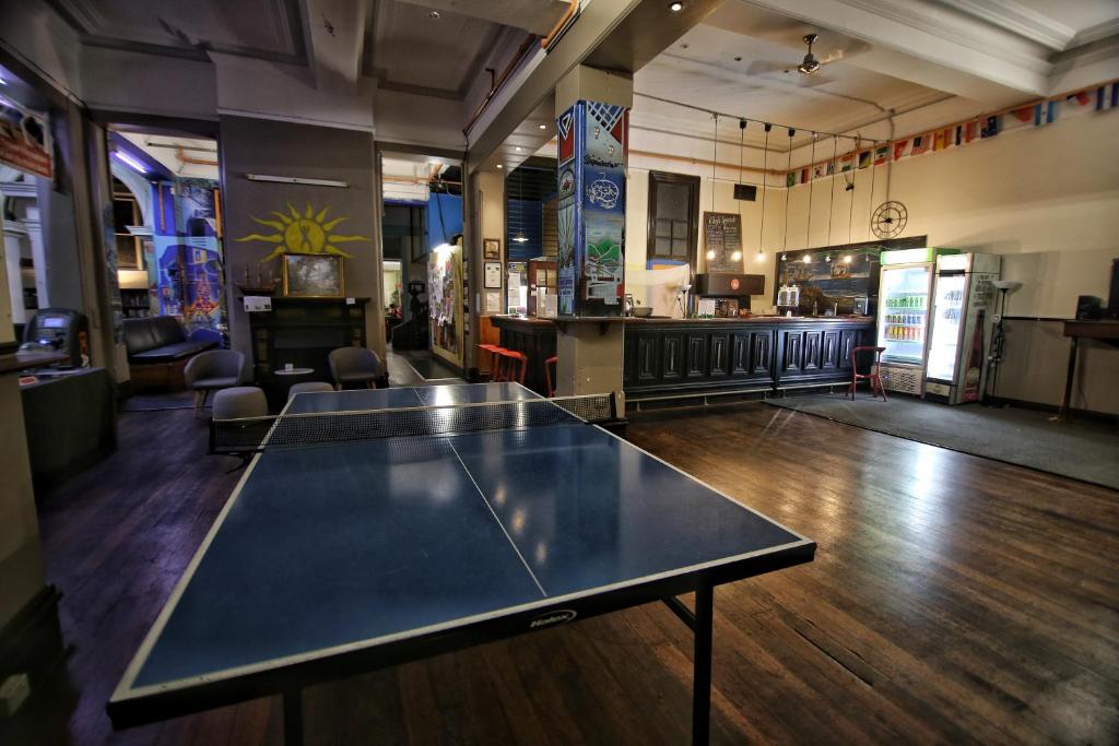 Stolní tenis v ubytování Sundancer Backpackers Hostel nebo okolí