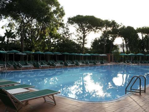Bazén v ubytování Grand Hotel Delle Terme Re Ferdinando nebo v jeho okolí