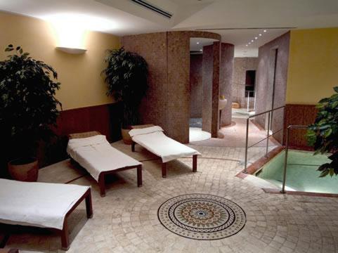 Bazén v ubytování Grand Hotel Delle Terme Re Ferdinando nebo v jeho okolí