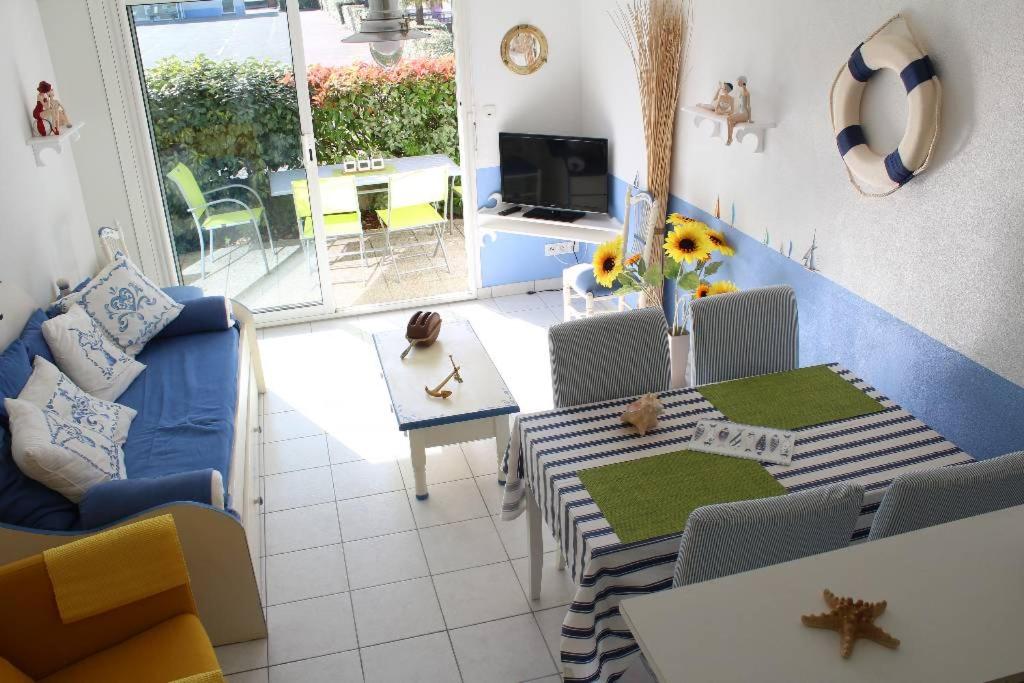 un salon avec une table et des chaises dans l'établissement La Marinière, à Mesquer