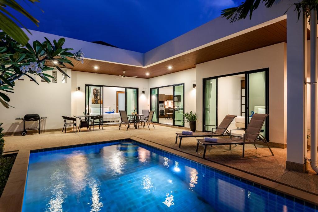 una casa con piscina en un patio en Big Buddha View 3br Pool Villa by Intira Villas, en Rawai Beach