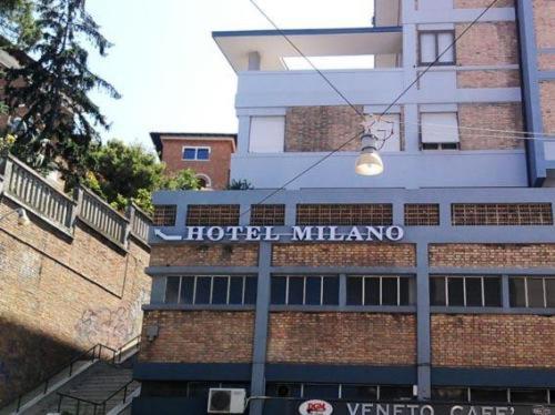 un signo de malawi de hotel en el lateral de un edificio en Hotel Milano, en Ancona