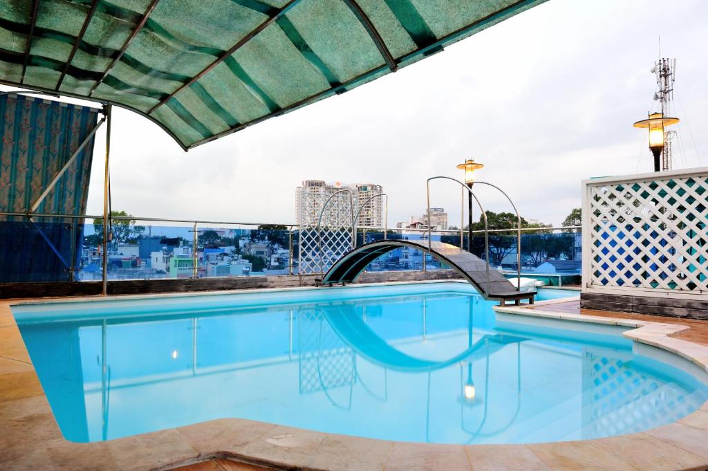 una piscina en la azotea de un edificio en My Friends Hotel en Ho Chi Minh