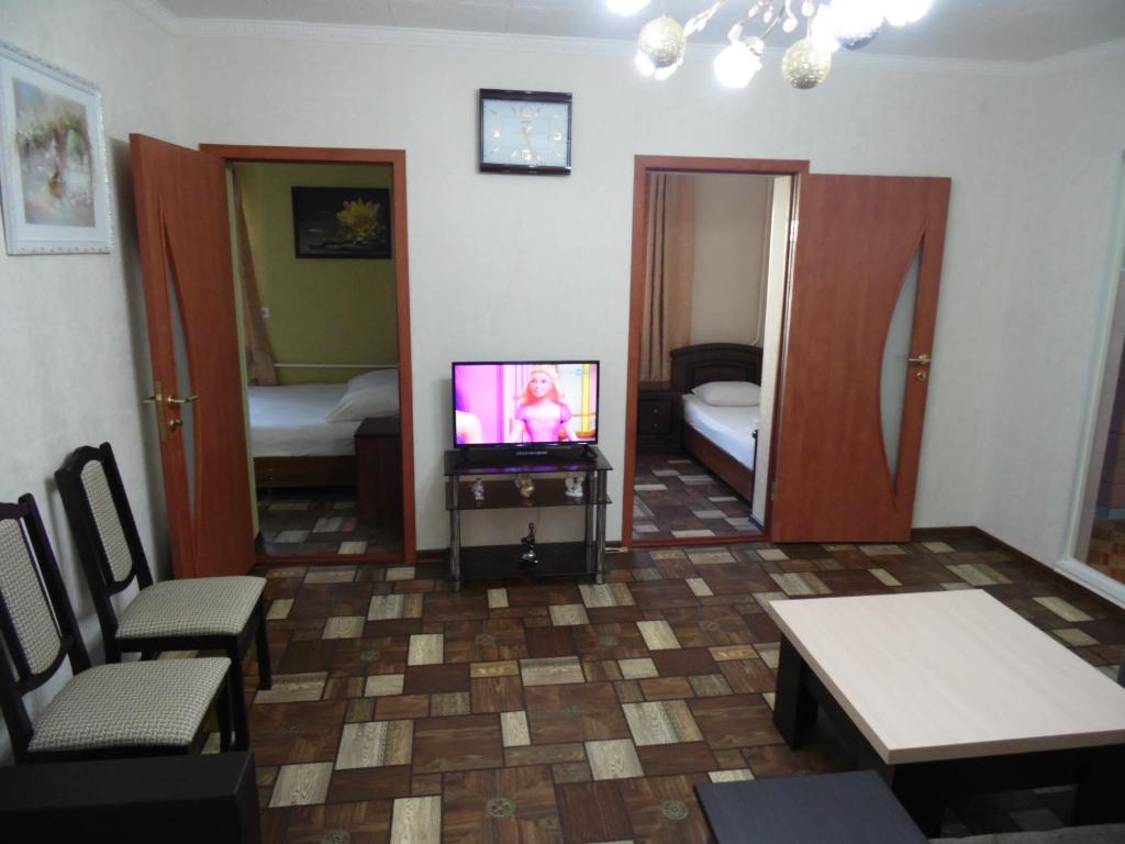 アドレルにあるApartment Centralnyeのテレビ付きの部屋、ベッドルーム付きの部屋