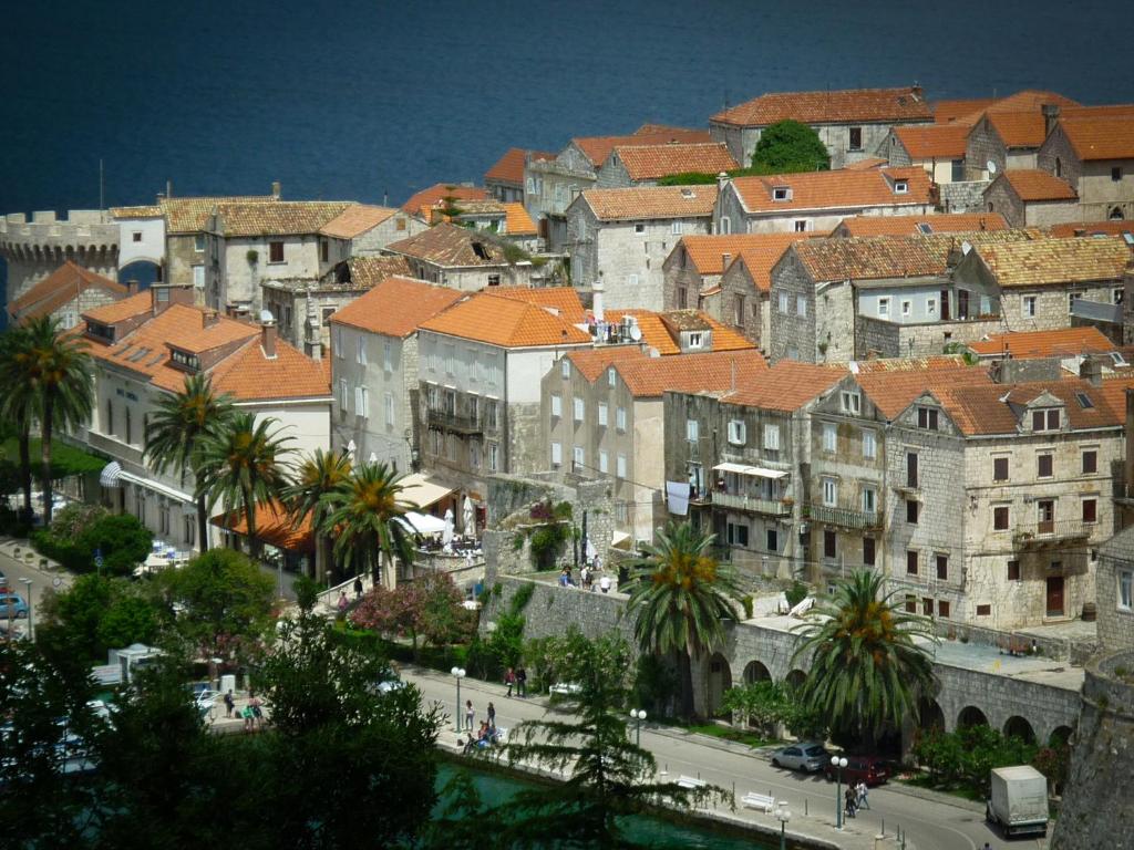 uma vista para uma cidade com edifícios e árvores em Accommodation Old Town Vitaic em Korčula