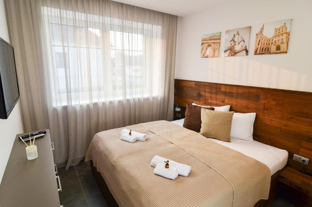 een hotelkamer met 2 handdoeken op een bed bij Apartmány Málek in Valtice