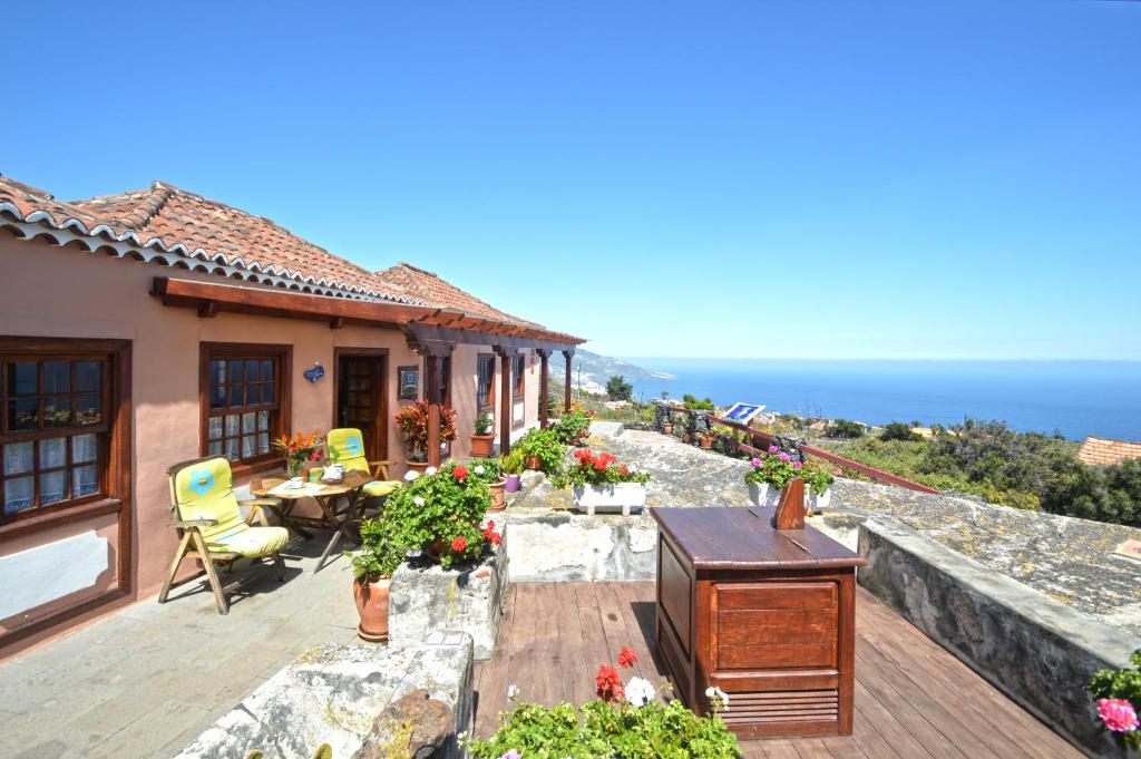 ブレーニャ・バハにあるCarlotaの海の景色を望むバルコニー付きの家