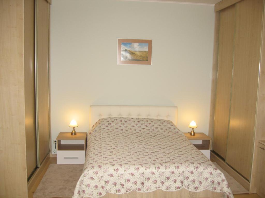 カリーニングラードにあるНа улице Пролетарскойのベッドルーム1室(ベッド1台、テーブルにランプ2つ付)