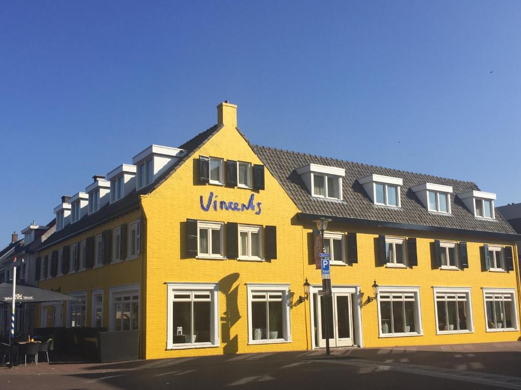 エッテン・ルールにあるVincents Bed&Bistroの黄色の建物