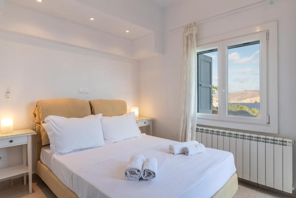 sypialnia z łóżkiem z ręcznikami w obiekcie Summer Mood Villas "Plus" - 6 bedroom villa w mieście Agios Sostis Mykonos