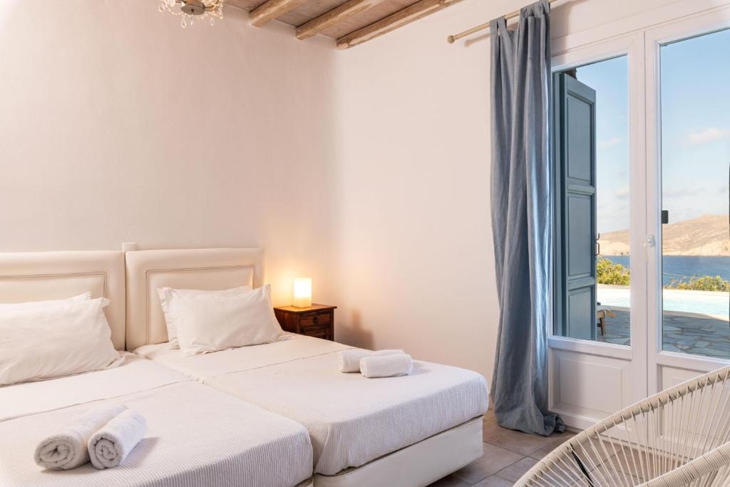 Łóżko lub łóżka w pokoju w obiekcie Summer Mood Villas "Plus" - 6 bedroom villa