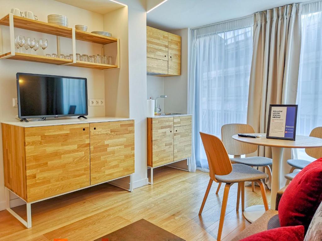 Televízia a/alebo spoločenská miestnosť v ubytovaní Syntagma Apartments by Olala Homes