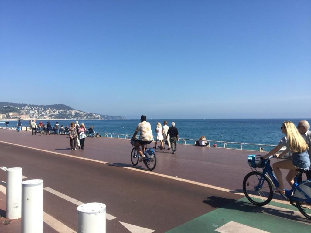 - un groupe de personnes à vélo sur une jetée dans l'établissement studio, centre ville, bord de mer,, à Nice