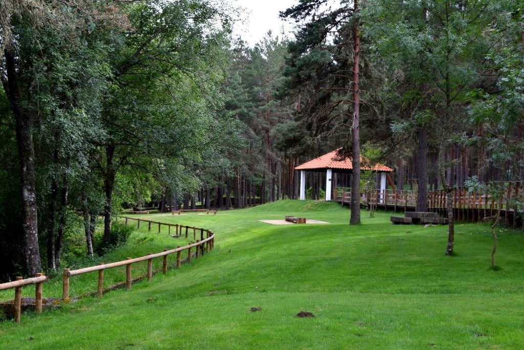 Um jardim no exterior de Boticas Parque Natur Houses