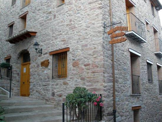 EslidaにあるL' Artesà Turisme Ruralの木の扉と階段を用いた石造りの建物