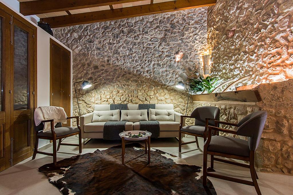 Posezení v ubytování Country House Sa Serra