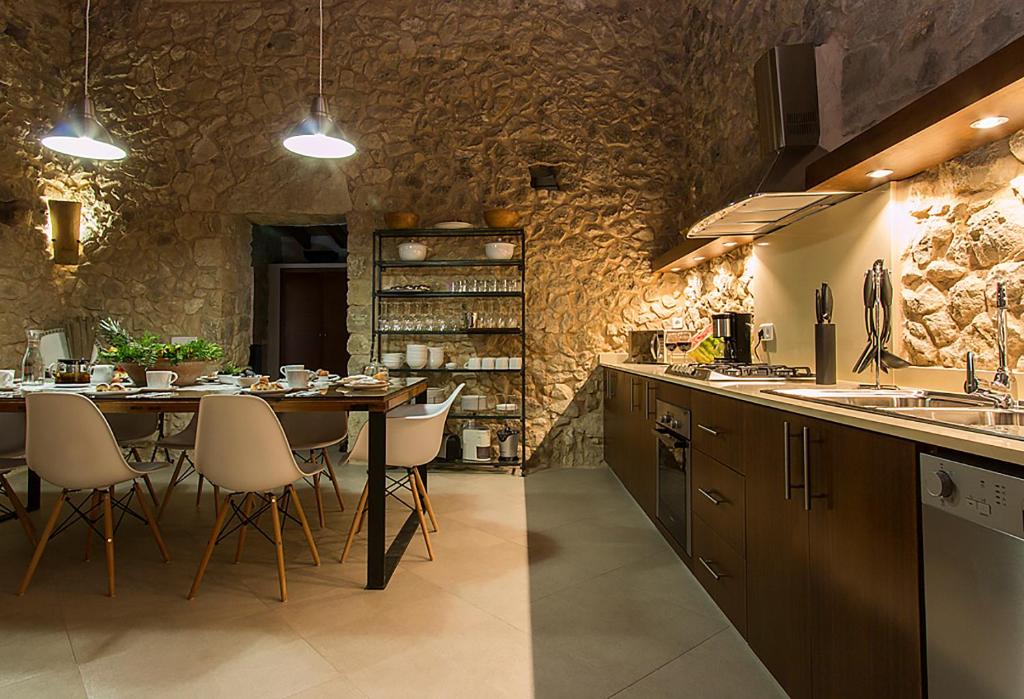 Kuchyň nebo kuchyňský kout v ubytování Country House Sa Serra