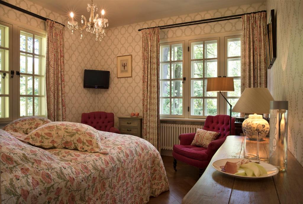 TV a/nebo společenská místnost v ubytování Relais & Chateaux Hotel Landgoed Het Roode Koper