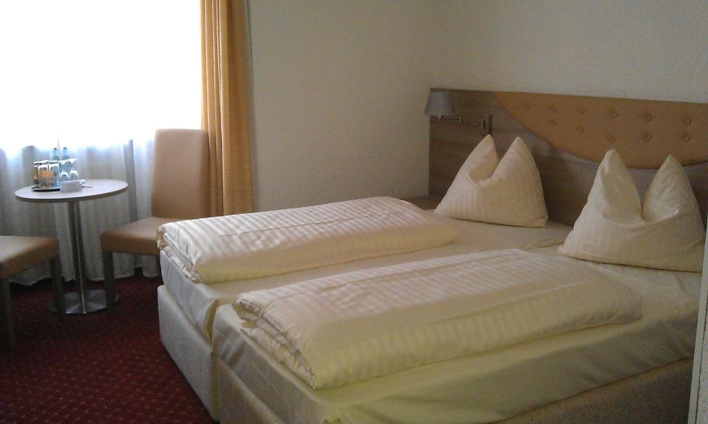 Postel nebo postele na pokoji v ubytování Airport Hotel Filder Post