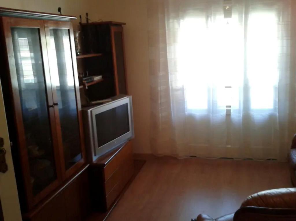 a living room with a tv and a window at Akicity Sintra Easy in Sintra