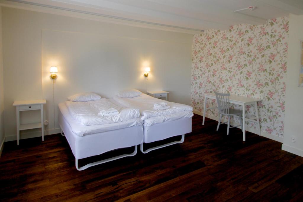 Postel nebo postele na pokoji v ubytování Tjärö Hotell & Vandrarhem