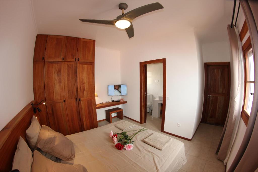 TV a/nebo společenská místnost v ubytování Hotel Casa Evora - luxury and beach front