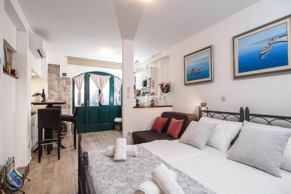 1 dormitorio con 1 cama y sala de estar en Apartments Villa Cambi, en Split