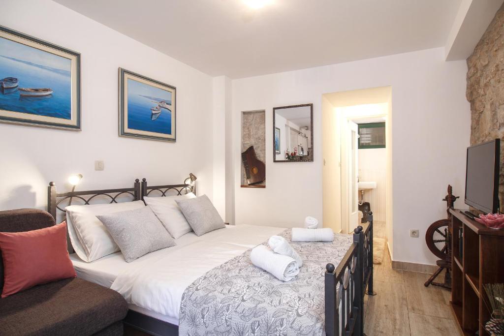 Llit o llits en una habitació de Apartments Villa Cambi