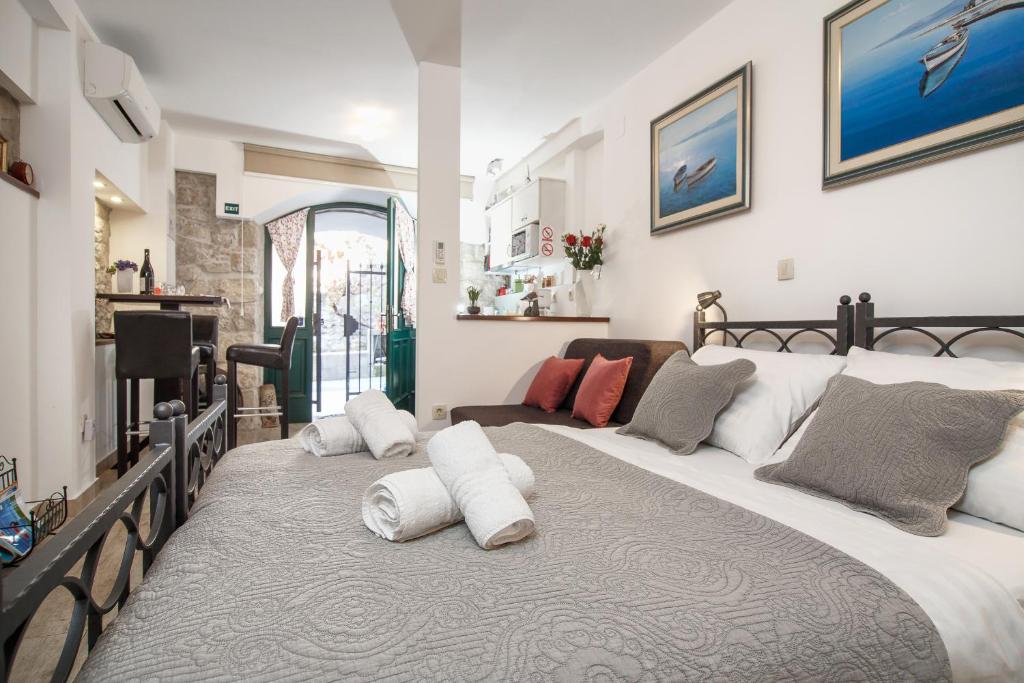 Llit o llits en una habitació de Apartments Villa Cambi