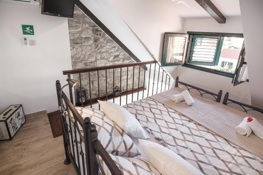 Llit o llits en una habitació de Apartments Villa Cambi