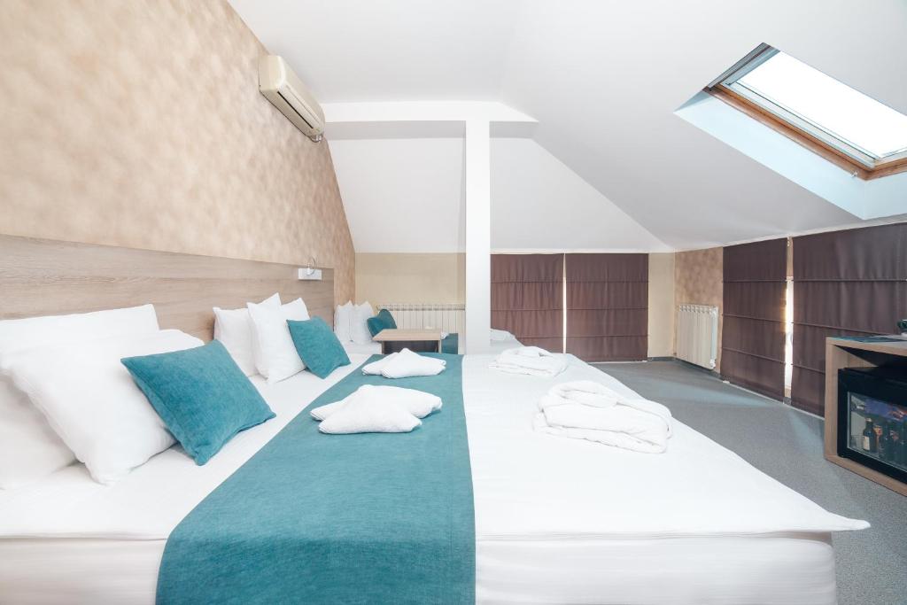 Postel nebo postele na pokoji v ubytování Garni Hotel Mint