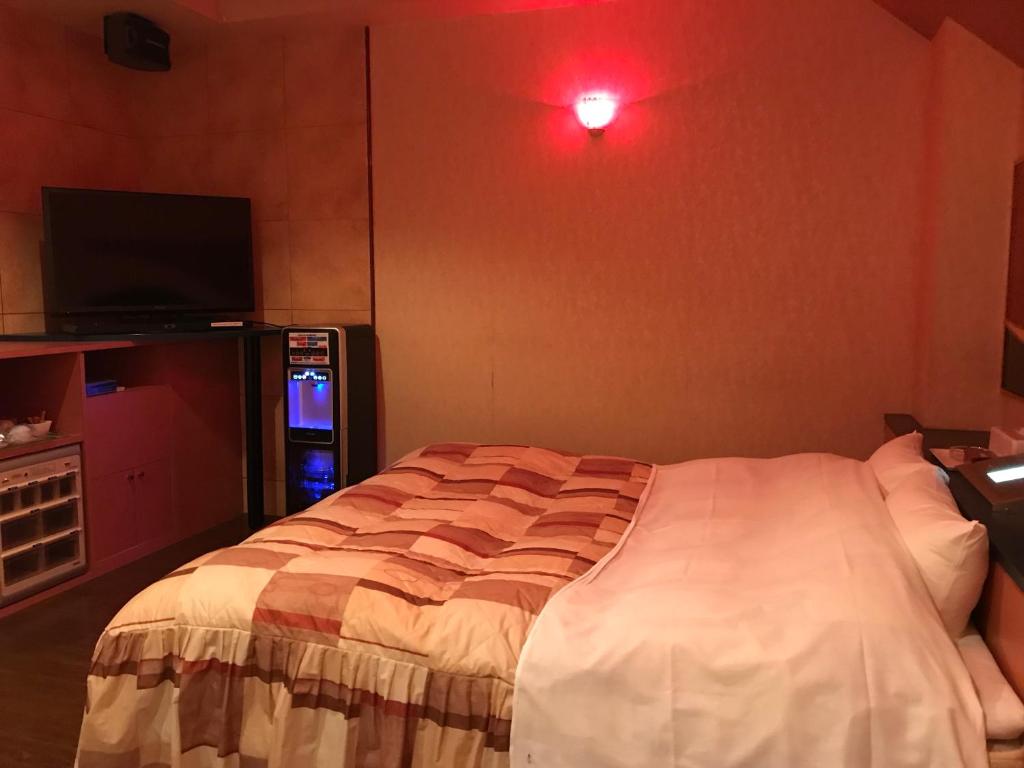 Postel nebo postele na pokoji v ubytování HOTEL Fairy tale 養父店