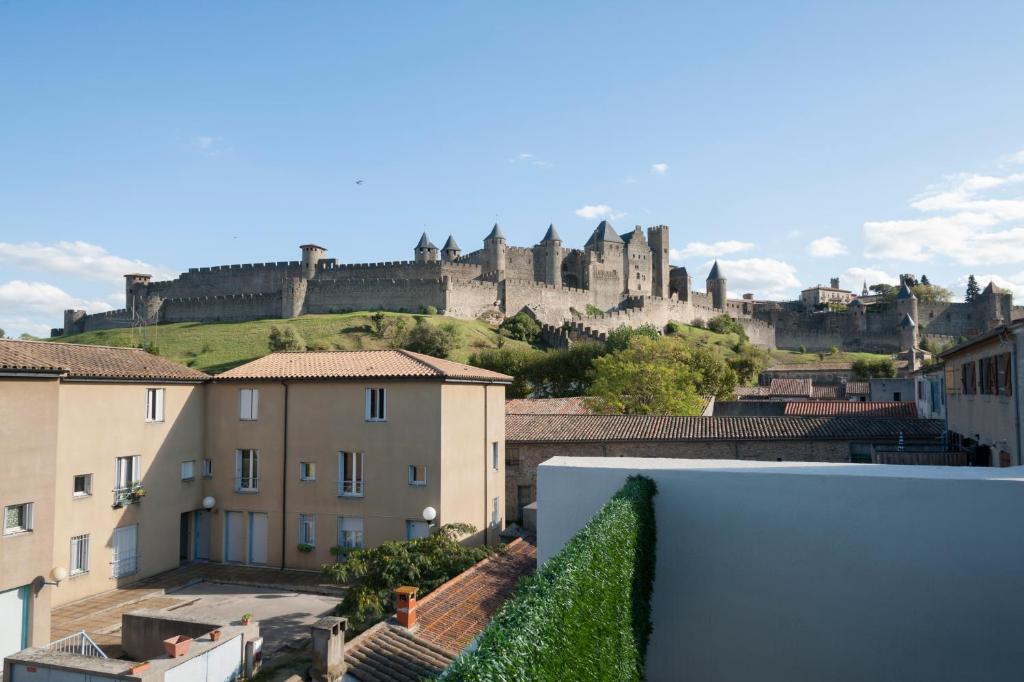 - une vue sur une ville avec un château en arrière-plan dans l'établissement Maison Borrel, à Carcassonne