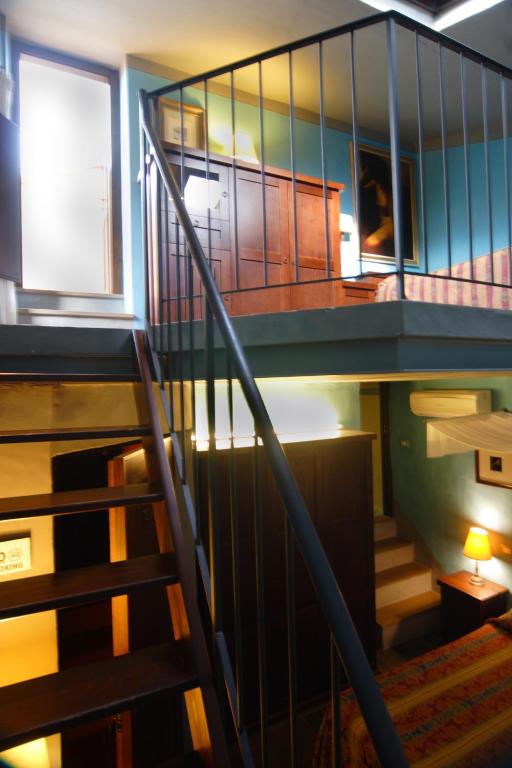 Palanda nebo palandy na pokoji v ubytování Locanda Viani