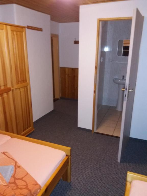 Postel nebo postele na pokoji v ubytování chata Karolínka