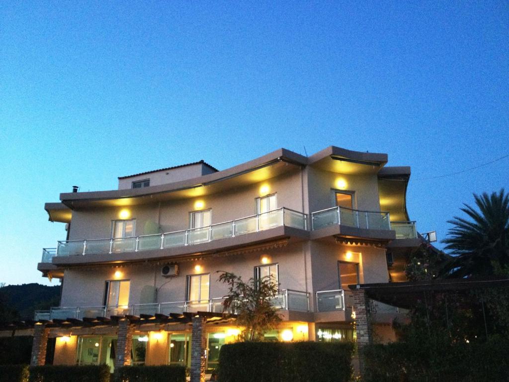 ein großes weißes Gebäude mit Beleuchtung in der Unterkunft Souris Hotel in Rovies