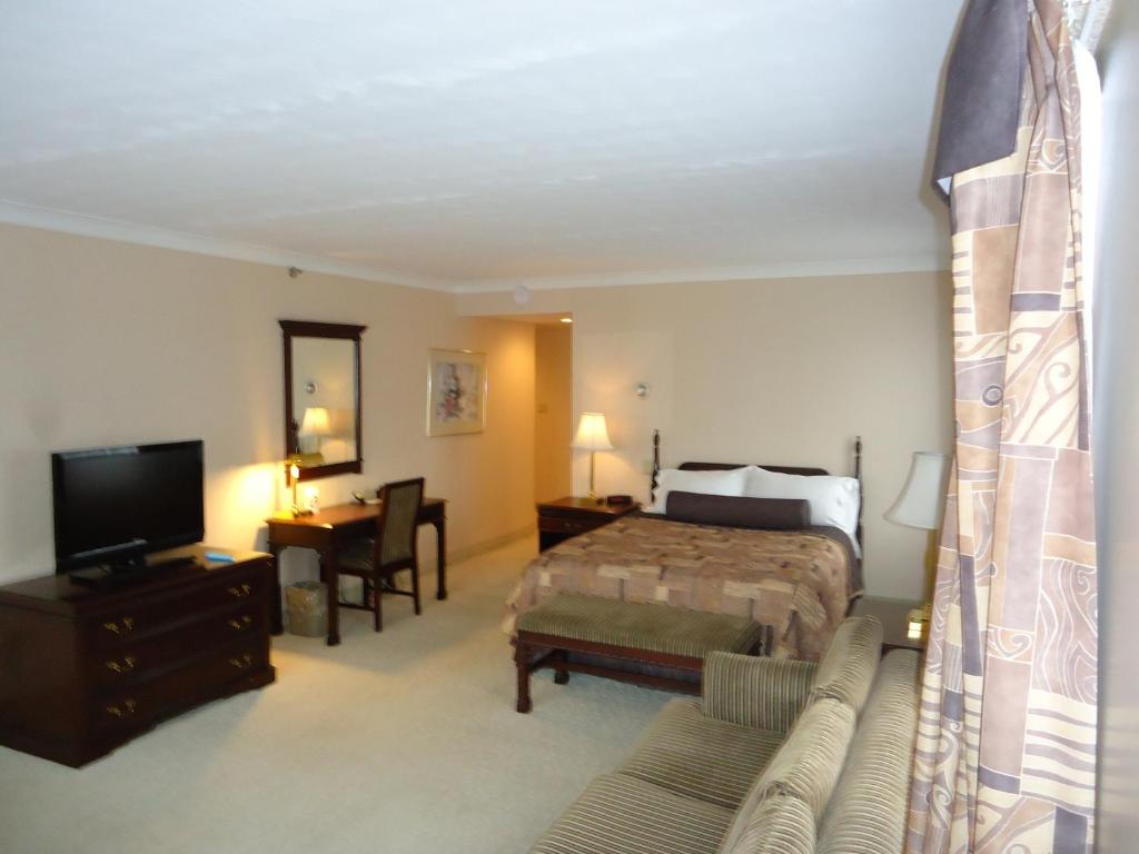 Postel nebo postele na pokoji v ubytování The Fredericton Inn