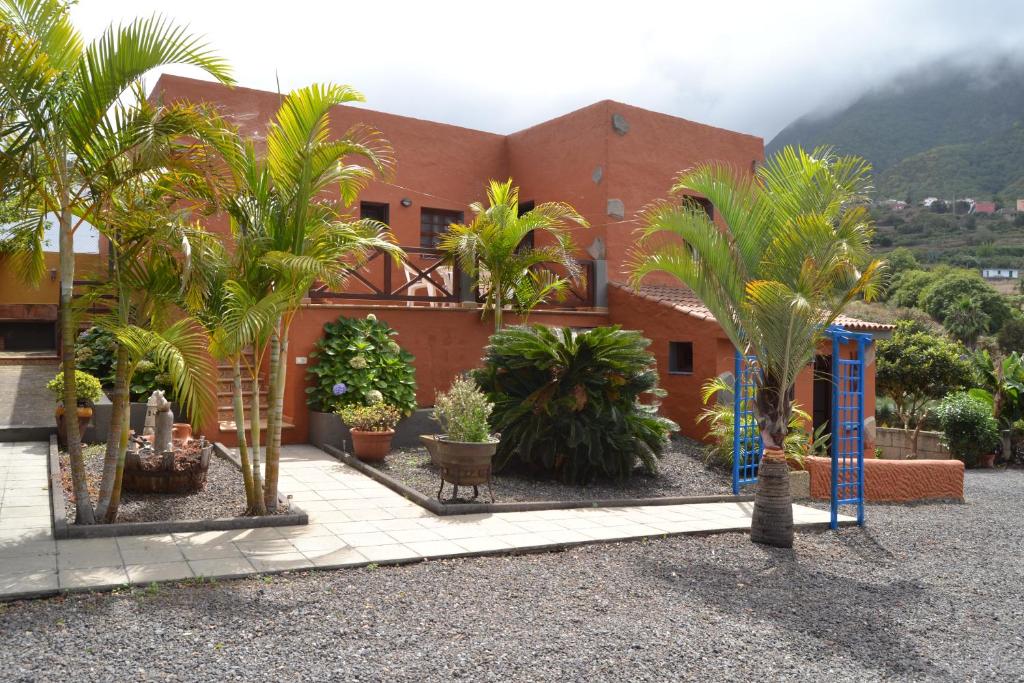 dom z palmami przed nim w obiekcie Finca Los Castaños w mieście Los Realejos