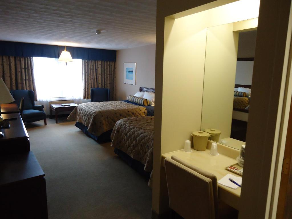 Postel nebo postele na pokoji v ubytování The Fredericton Inn
