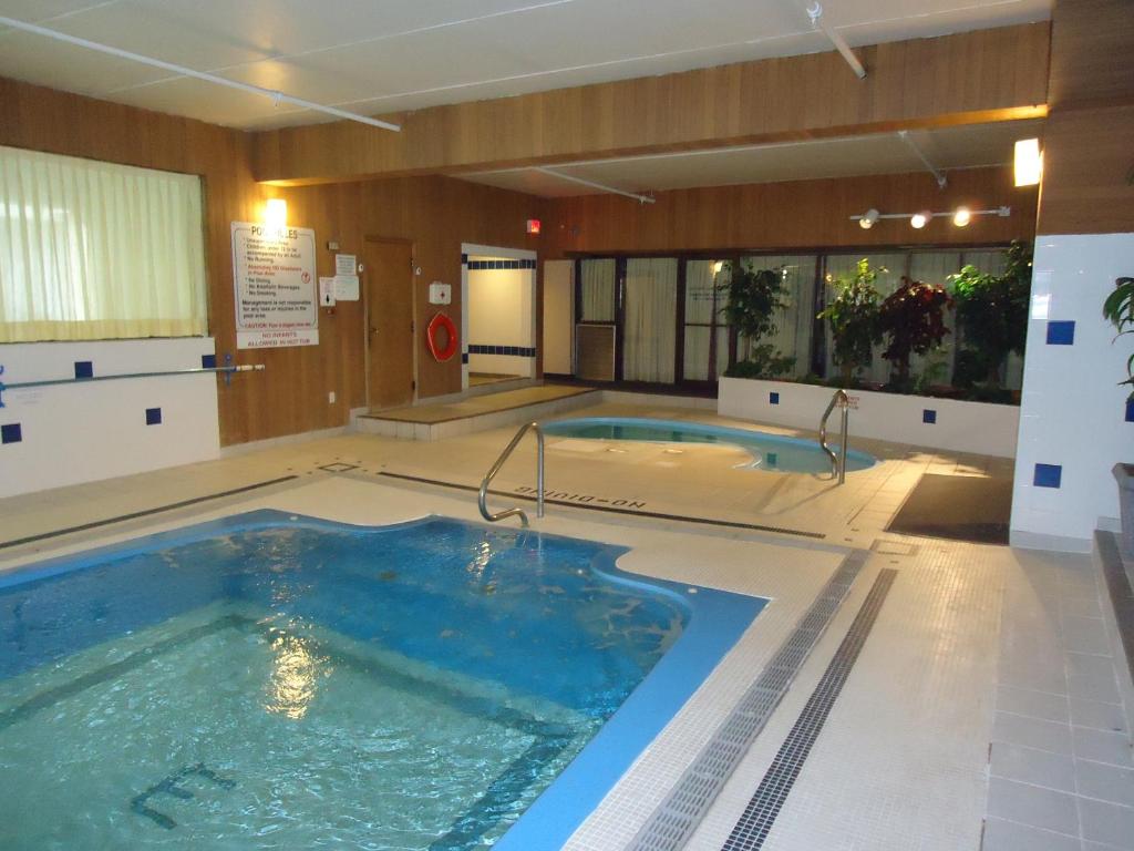 Bazén v ubytování The Fredericton Inn nebo v jeho okolí