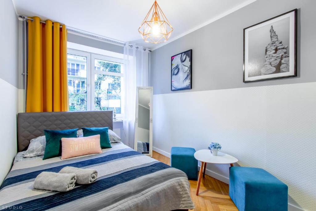 niewielka sypialnia z łóżkiem i stołem w obiekcie ClickTheFlat Żurawia Street Apart Rooms w Warszawie