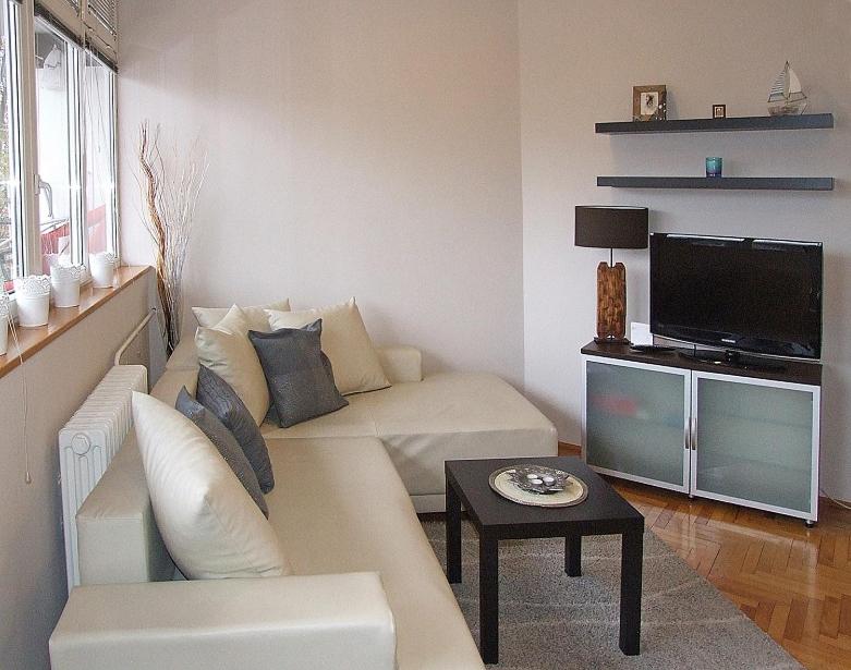 sala de estar con sofá y TV en Arena Apartman en Belgrado