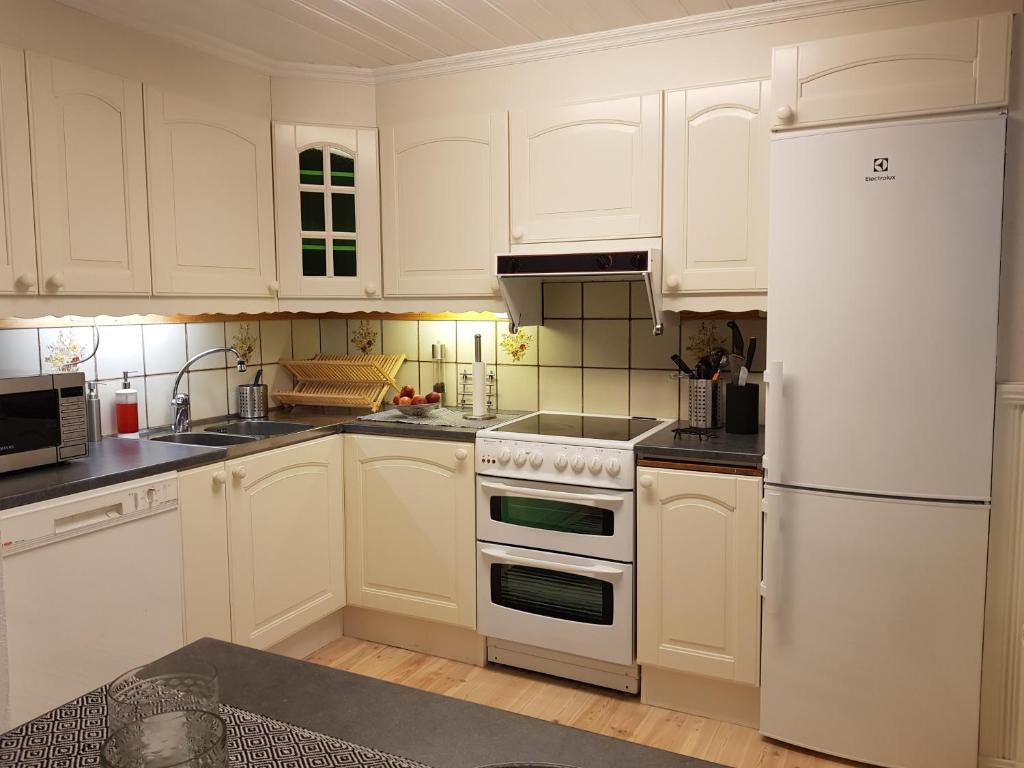 Kuchyň nebo kuchyňský kout v ubytování Lilla Huset Oleby