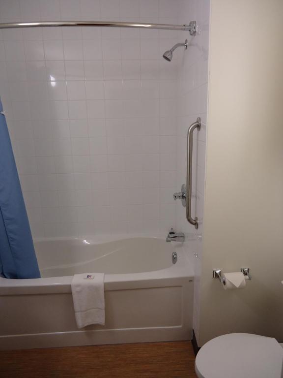 Quality Inn - Queen Room - No Fumar