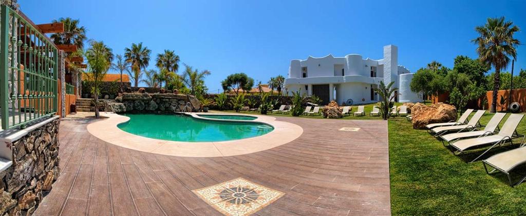 Bazén v ubytovaní Apartamentos Turisticos Bahia De Trafalgar alebo v jeho blízkosti